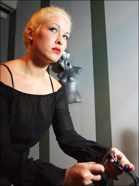 Jungdomina Ann-Devil
